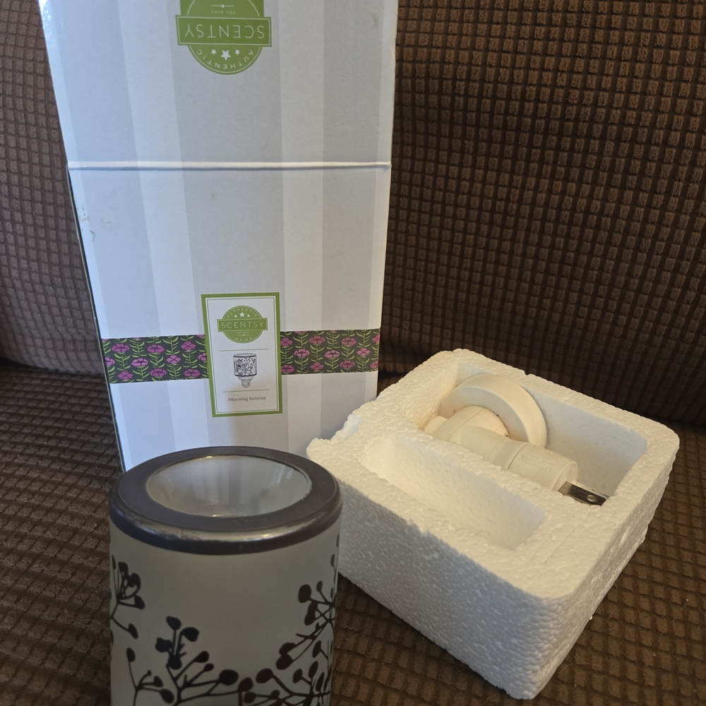 Scentsy Black and White Warmer